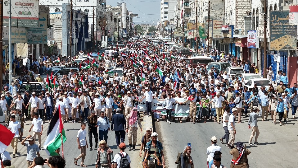 مسيرة “حاشدة” بمدينة مأرب تدين استمرار الحرب على غزة وتؤيد دعوة القمة الخليجية الأوروبية لوقف إطلاق النار وإدخال الإغاثة