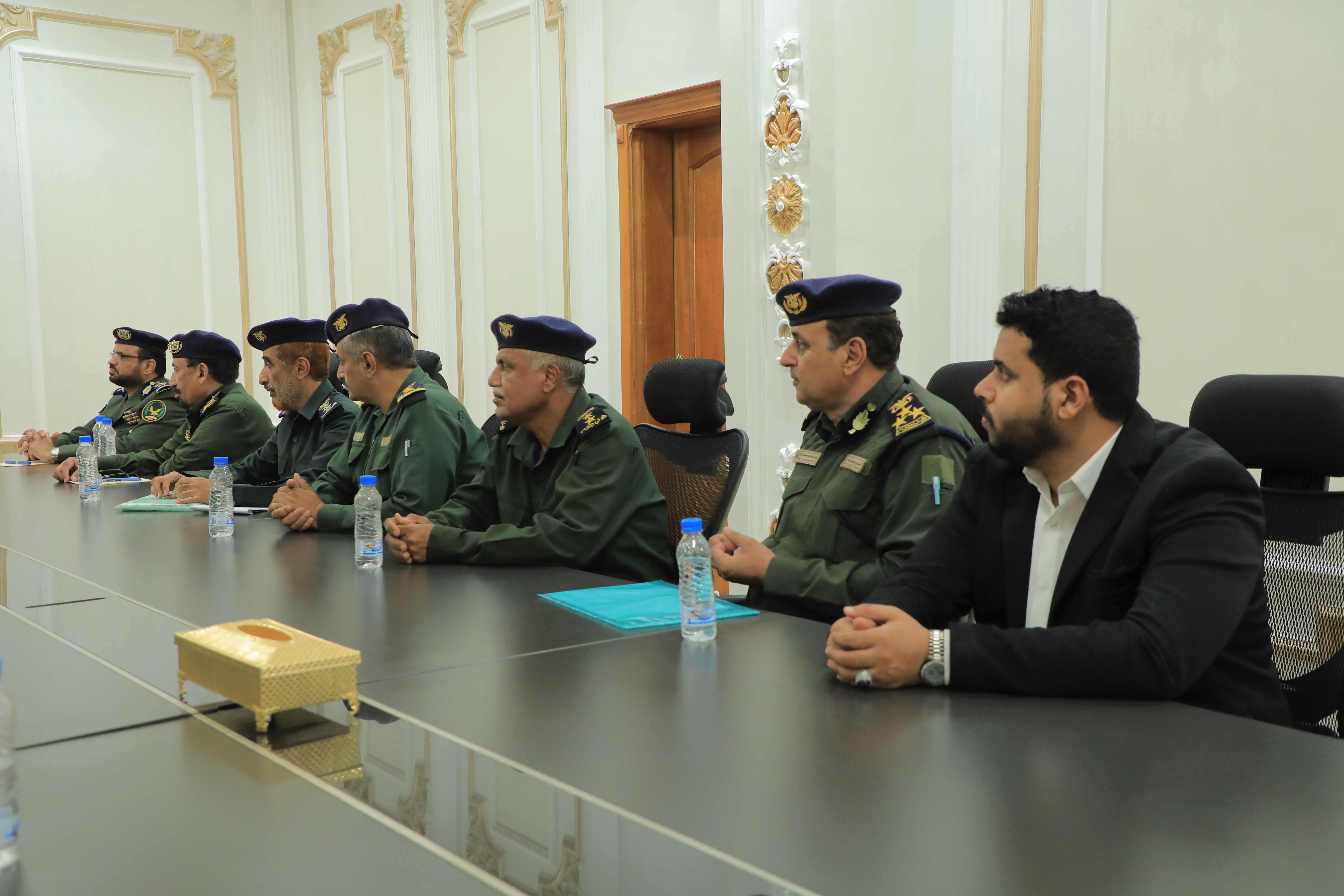 اللواء سلطان العرادة يترأس اجتماعاً لقيادات في وزارة الداخلية ويناقش أداء قطاعات الوزارة في المحافظات المحررة