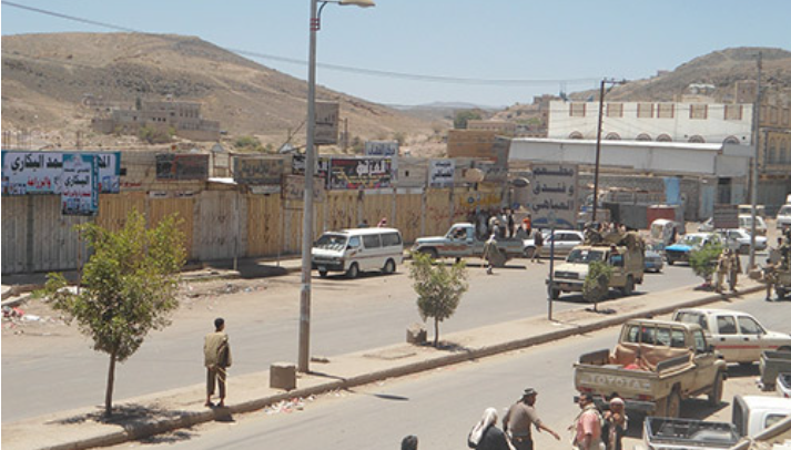 مسلحون قبليون يقطعون الطريق العام في رداع احتجاجًا على احتجاز الحوثيين أحد أبناء القبائل