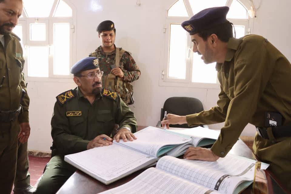 مدير شرطة مأرب يؤكد على رفع الجاهزية الأمنية وحسن التعامل مع المواطنين أثناء استقبالهم