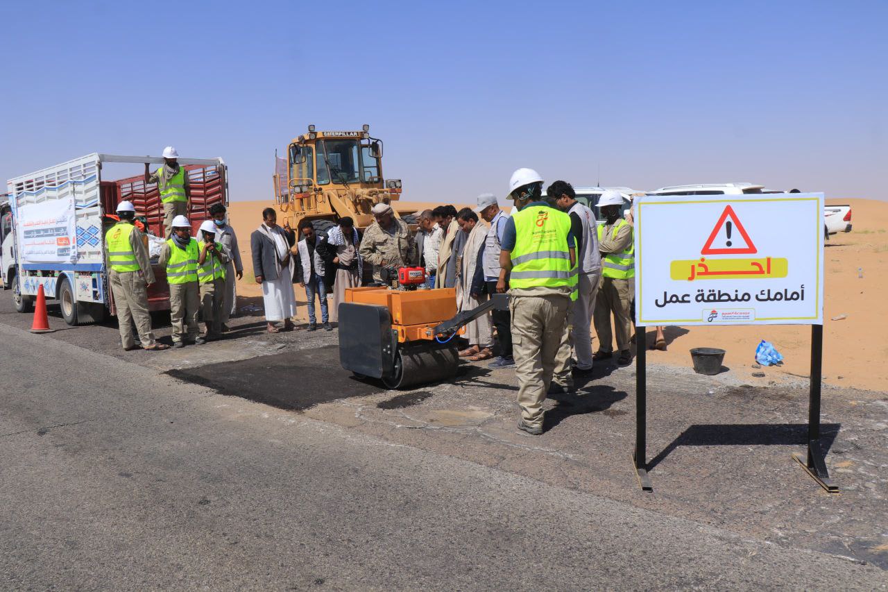 صيانة طريق صافر - مفرق حريب بمأرب من قبل الشركة اليمنية للغاز