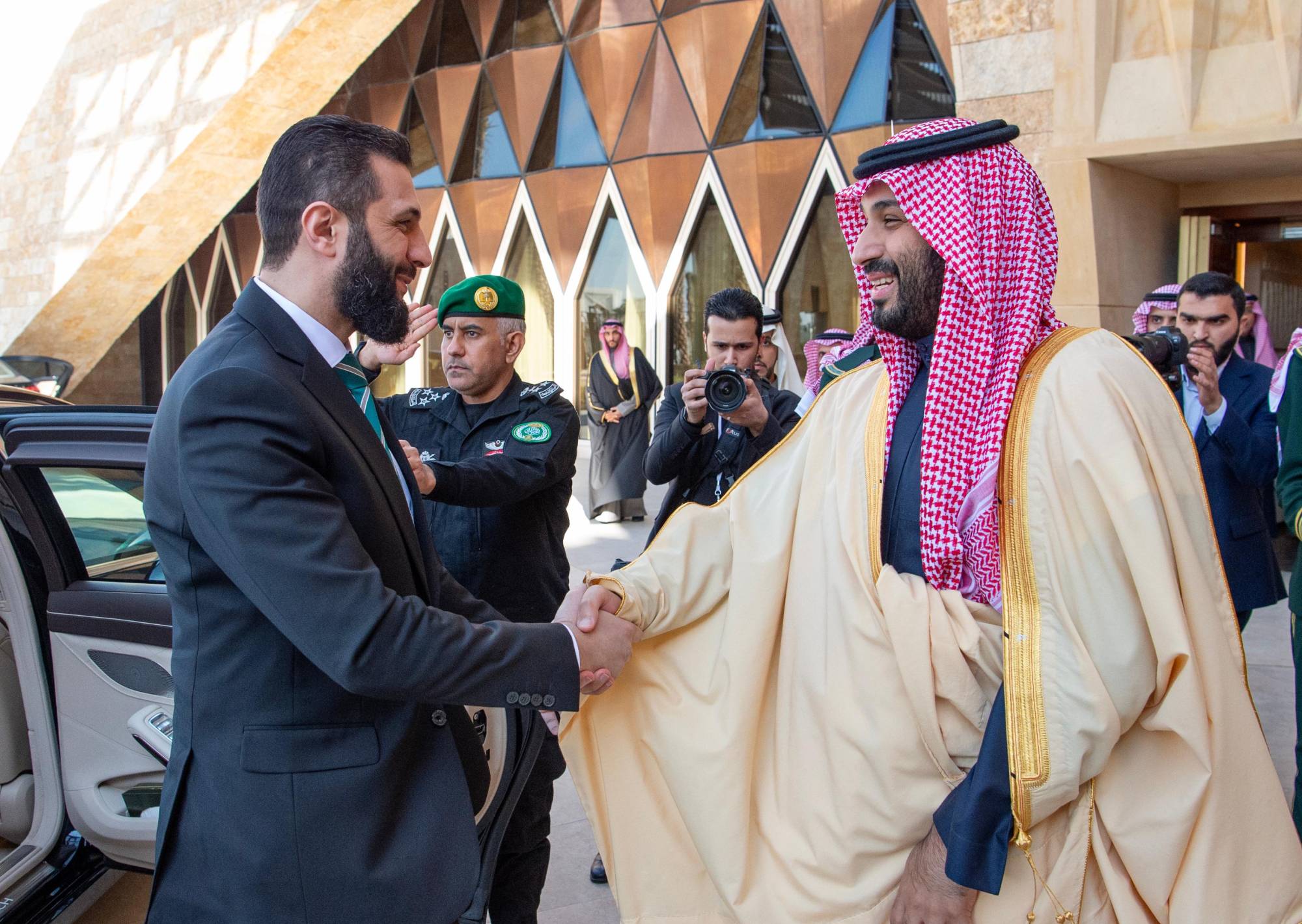 ولي العهد السعودي الأمير محمد بن سلمان خلال استقباله الرئيس السوري أحمد الشرع في الرياض... اليوم (واس)