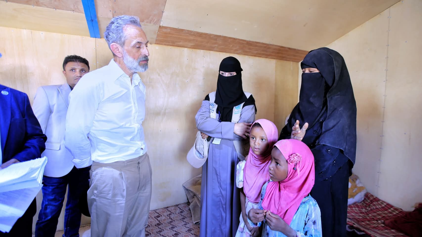 منسق الأمم المتحدة للشؤون الإنسانية المقيم في اليمن أوتشا جوليان هارنس يتفقد مخيمات النازحين
