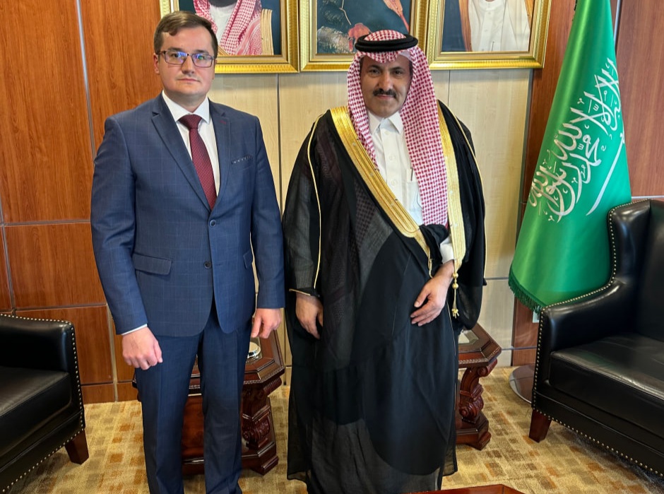 السفير السعودي لدى اليمن محمد آل جابر والسفير الروسي يفغيني كودروف السفير السعودي لدى اليمن محمد آل جابر والسفير الروسي يفغيني كودروف