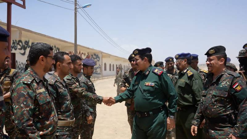 وزير الداخلية اليمني إبراهيم حيدان خلال زيارته إلى قوات الأمن الخاصة بمحافظة مأرب
