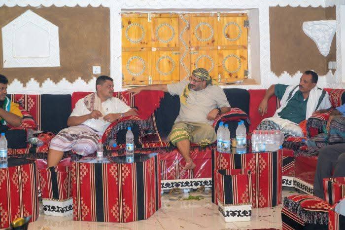 طاارق صالح يشارك في عزاء قائد المقامة التهامية طاارق صالح يشارك في عزاء قائد المقامة التهامية
