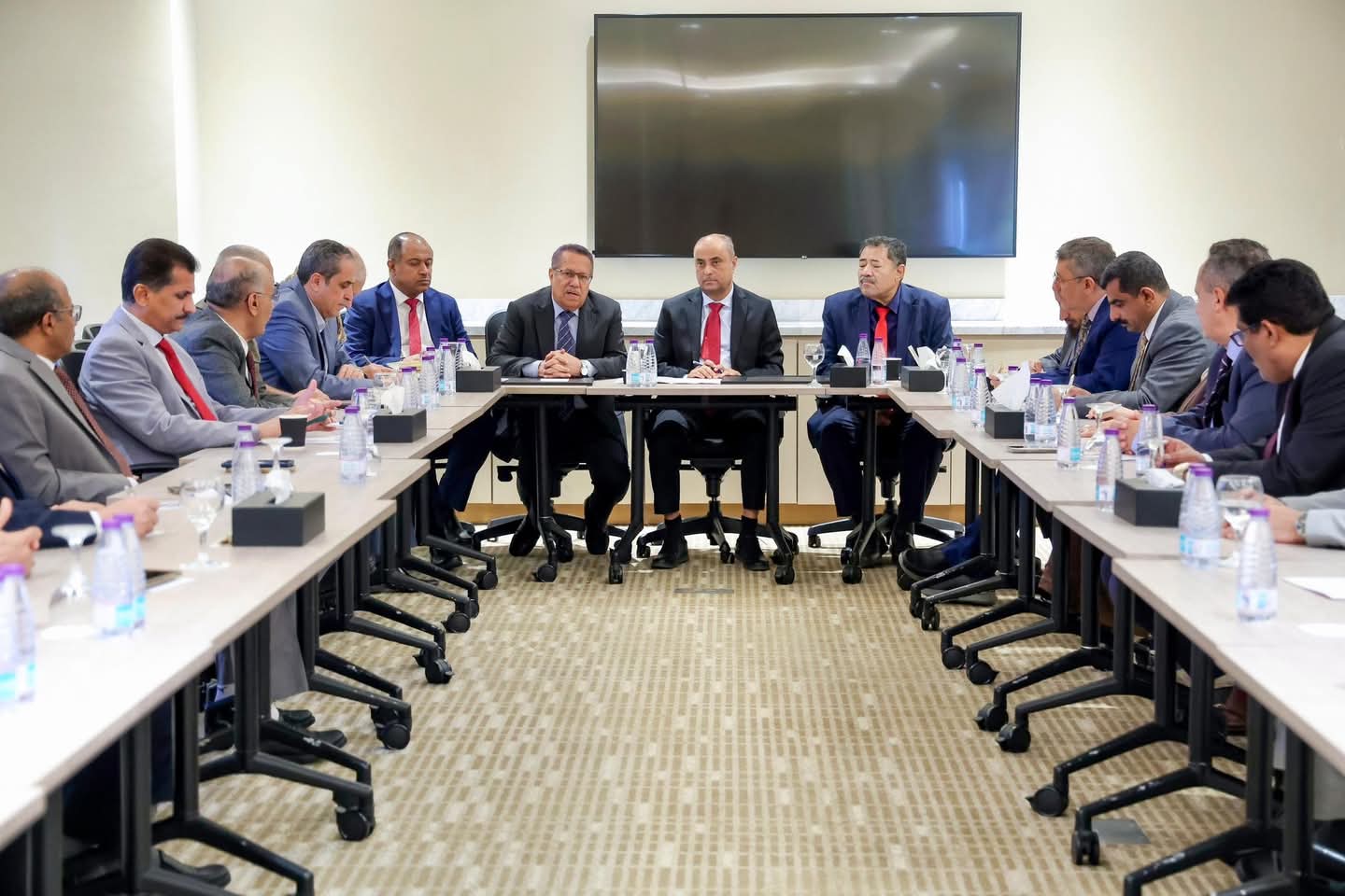 لقاء رئيس الوزراء سالم بن بريك مع رئيس وأعضاء مجلس التكتل الوطني الأحزاب والمكونات السياسية اليمنية لقاء رئيس الوزراء سالم بن بريك مع رئيس وأعضاء مجلس التكتل الوطني الأحزاب والمكونات السياسية اليمنية