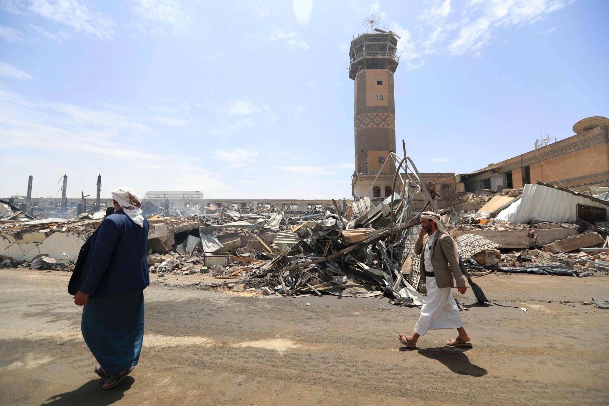 جانب من الدمار الذي لحق بمطار صنعاء بفعل الضربات الاسرائيلية جانب من الدمار الذي لحق بمطار صنعاء بفعل الضربات الاسرائيلية