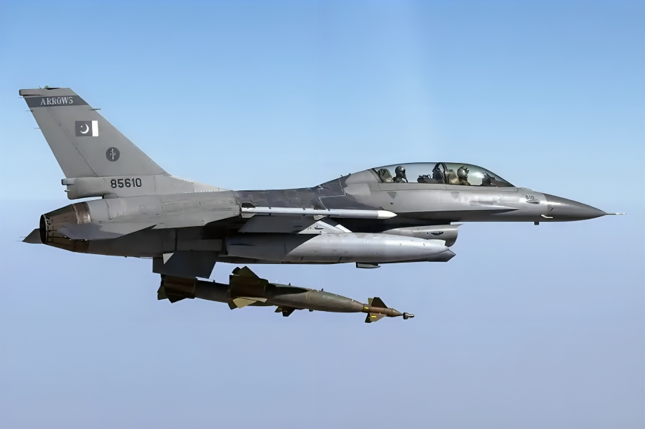 طائرة باكستانية من طراز F-16BM تسقط قنابل GBU-10. طائرة باكستانية من طراز F-16BM تسقط قنابل GBU-10.