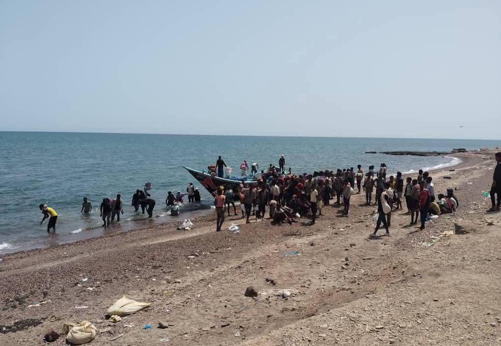 حملة أمنية تتحدث عن ضبط 132 مهاجرا ً افريقياً على متن قارب تهريب قبالة سواحل رأس العارة حملة أمنية تتحدث عن ضبط 132 مهاجرا ً افريقياً على متن قارب تهريب قبالة سواحل رأس العارة