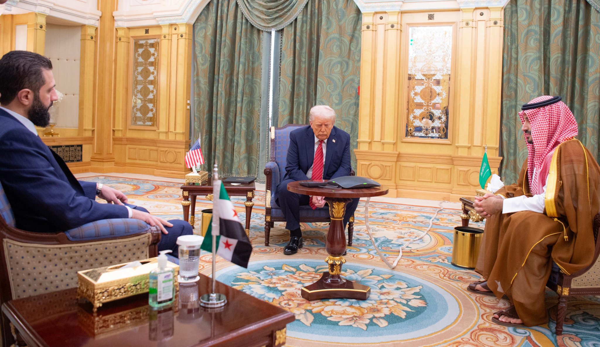 لقاء يجمع الرئيس الأمريكي دونالد ترامب والرئيس السوري أحمد الشرع وولي العهد السعودي محمد بن سلمان لقاء يجمع الرئيس الأمريكي دونالد ترامب والرئيس السوري أحمد الشرع وولي العهد السعودي محمد بن سلمان
