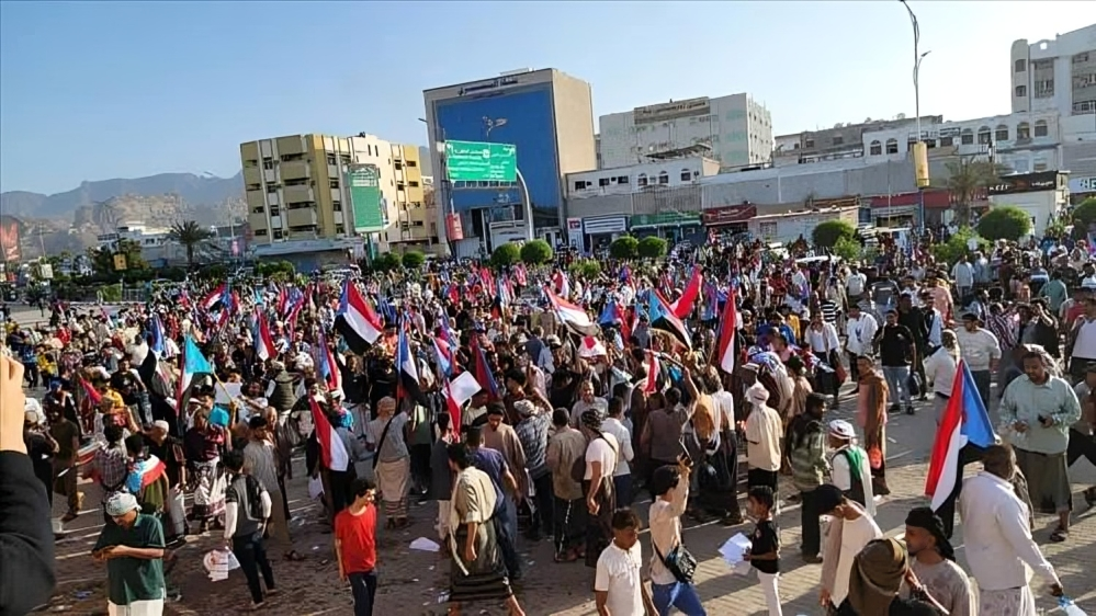 مظاهرات إحتجاجية في عدن تنديداً بتردي الخدمات الأساسية مظاهرات إحتجاجية في عدن تنديداً بتردي الخدمات الأساسية