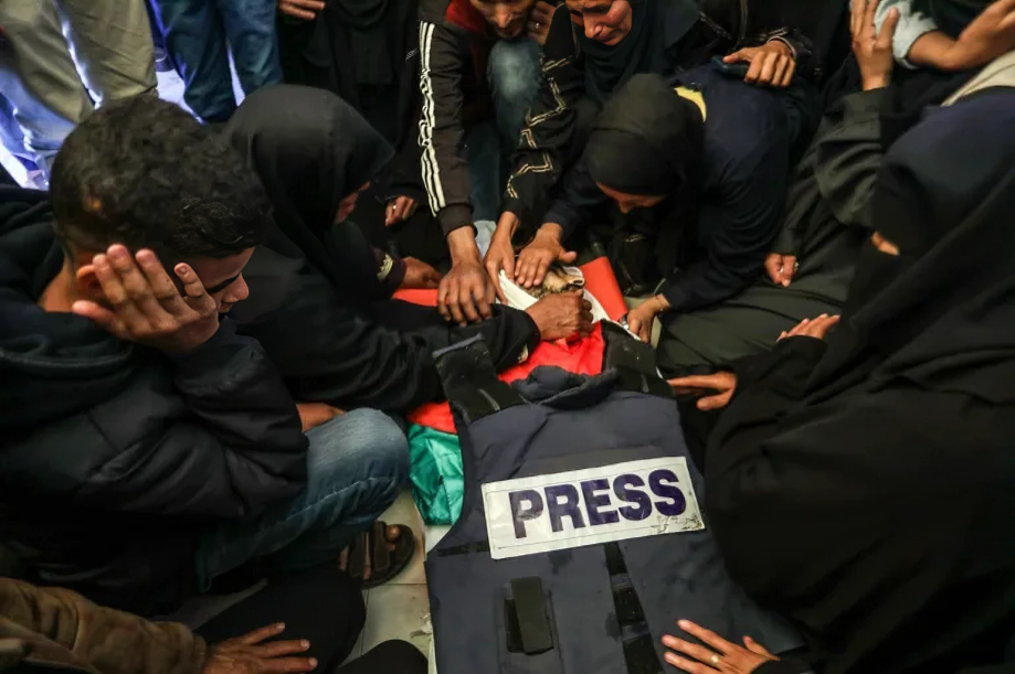 الاحتلال اغتال الصحفي حسن إصليح أثناء تلقيه العلاج في أحد مستشفيات خان يونس (الأناضول) الاحتلال اغتال الصحفي حسن إصليح أثناء تلقيه العلاج في أحد مستشفيات خان يونس (الأناضول)