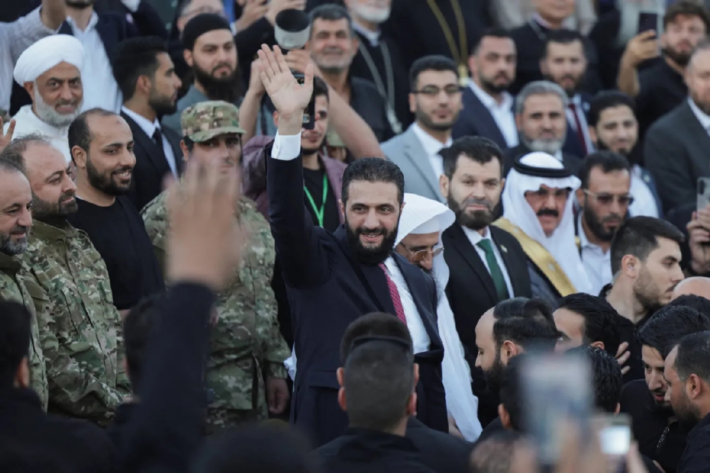 الشرع يحي الجماهير خلال فعالية "حلب مفتاح النصر" (رويترز) الشرع يحي الجماهير خلال فعالية "حلب مفتاح النصر" (رويترز)