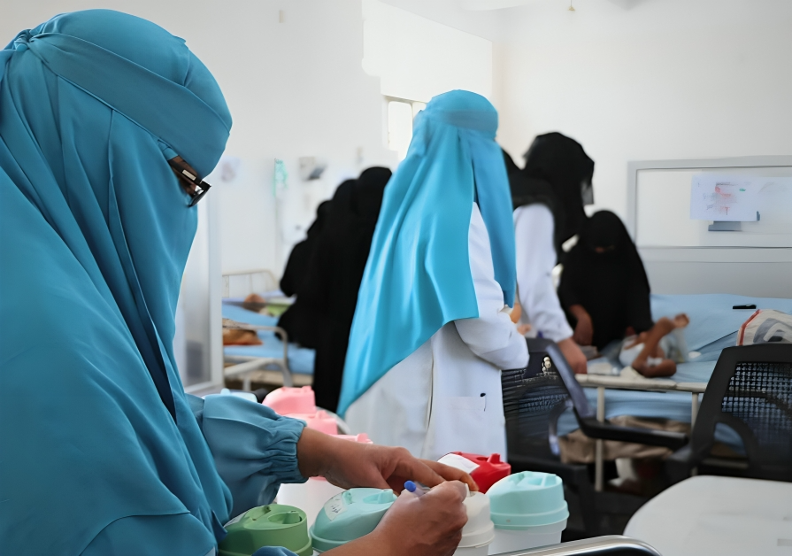 ممرضات تابعات لمنظمة أطباء بلا حدود في احد المستشفيات في اليمن