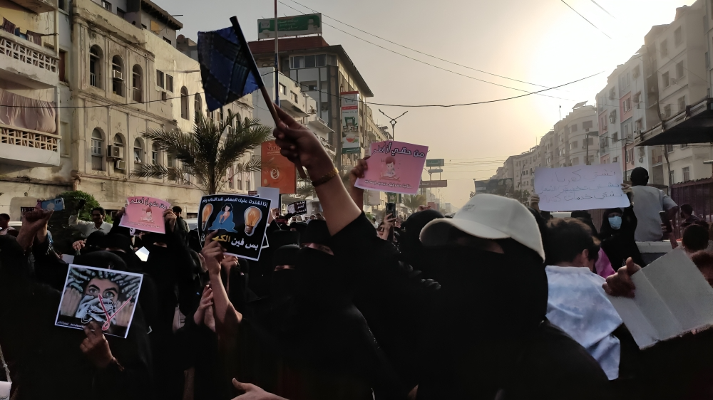 نساء عدن ينظمن تظاهرة غاضبة ويكسرن حواجز &quot;الانتقالي&quot; ويؤكدن: إرادتنا أقوى من القمع (فيديو)