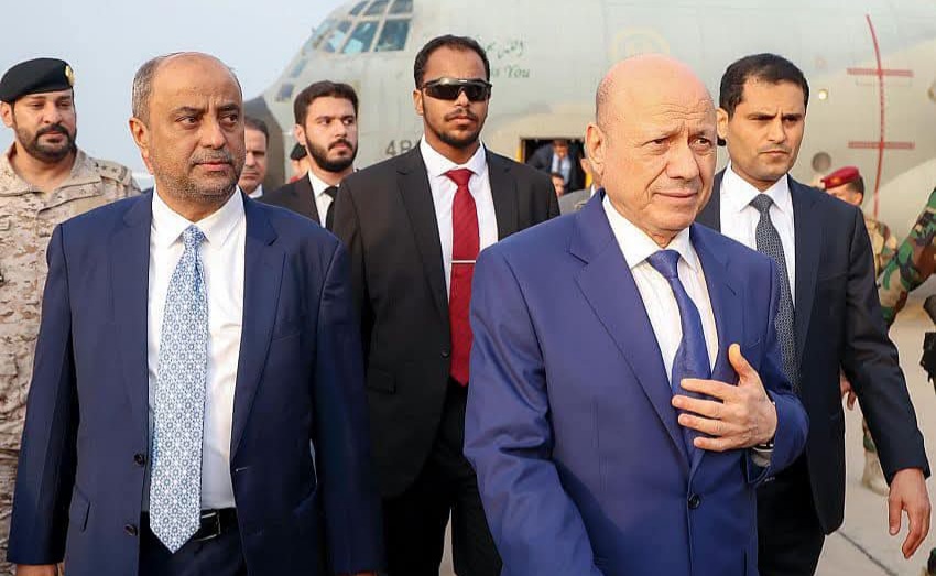 رئيس مجلس القيادة رشاد العليمي يرافقة رئيس الحكومة سالم بن بريك اثناء وصولهم مطار عدن رئيس مجلس القيادة رشاد العليمي يرافقة رئيس الحكومة سالم بن بريك اثناء وصولهم مطار عدن