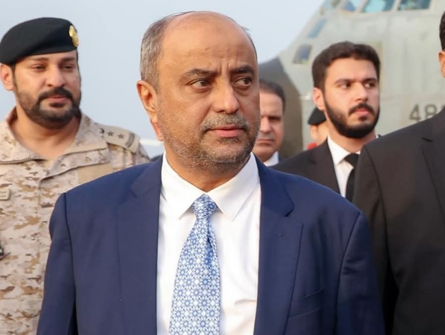 رئيس الحكومة اليمنية سالم بن بريك اثناء وصوله الى مطار عدن رئيس الحكومة اليمنية سالم بن بريك اثناء وصوله الى مطار عدن