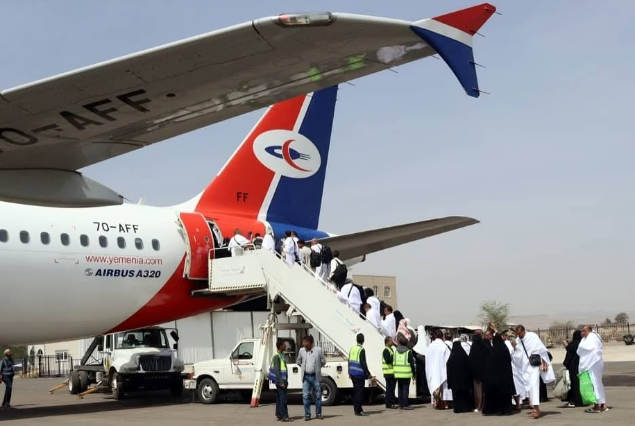 حجاج يمنيين يتوجهون الى الاراضي المقدسة من مطار صنعاء حجاج يمنيين يتوجهون الى الاراضي المقدسة من مطار صنعاء