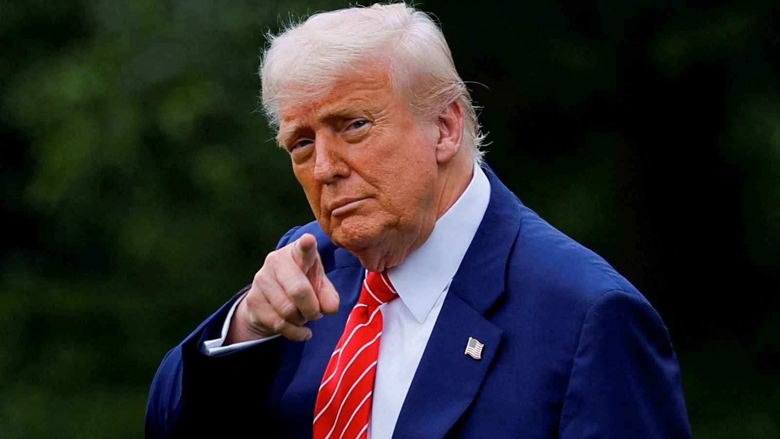 الحكومة اليمنية قلقة من قرار “ترمب” بحظر دخول مواطني 12 دولة إلى الولايات المتحدة وتدعو لاستثناء رعاياها الحكومة اليمنية قلقة من قرار “ترمب” بحظر دخول مواطني 12 دولة إلى الولايات المتحدة وتدعو لاستثناء رعاياها