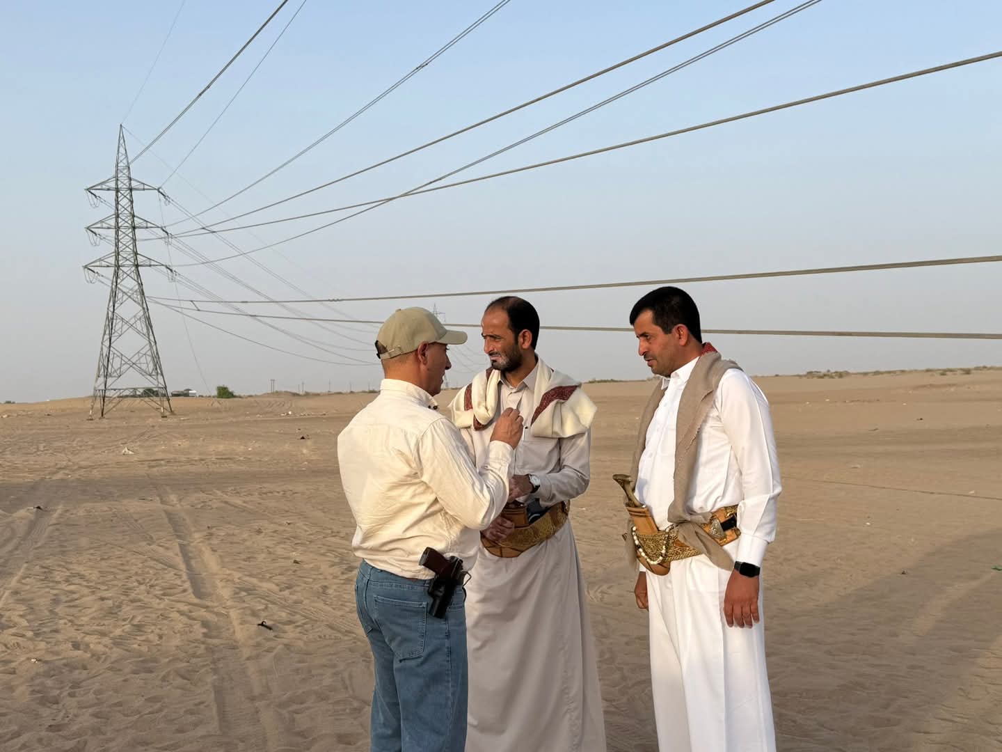 الفرق الهندسية تنتهي من إصلاح خطوط الكهرباء بمحافظة مأرب الفرق الهندسية تنتهي من إصلاح خطوط الكهرباء بمحافظة مأرب