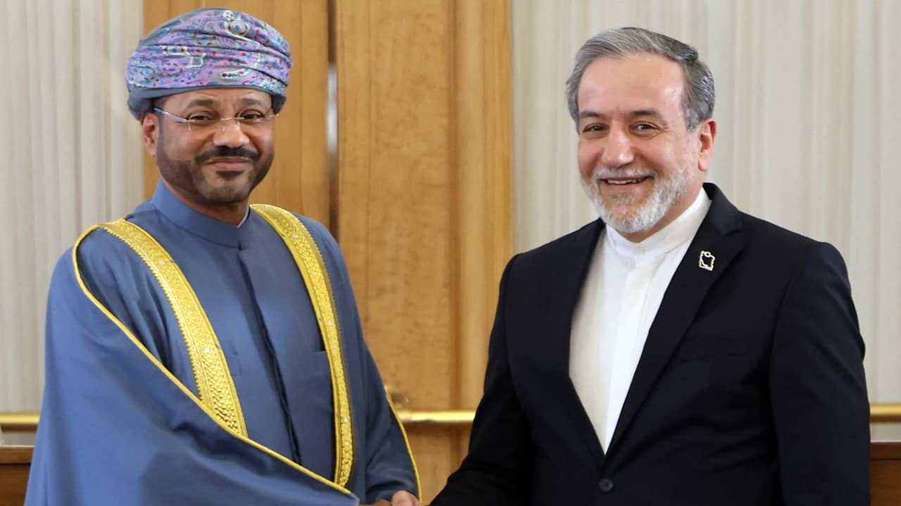 وزير الخارجية الايراني عباس عراقجي الجانب نظيرة العماني بدر البوسعيدي وزير الخارجية الايراني عباس عراقجي الجانب نظيرة العماني بدر البوسعيدي