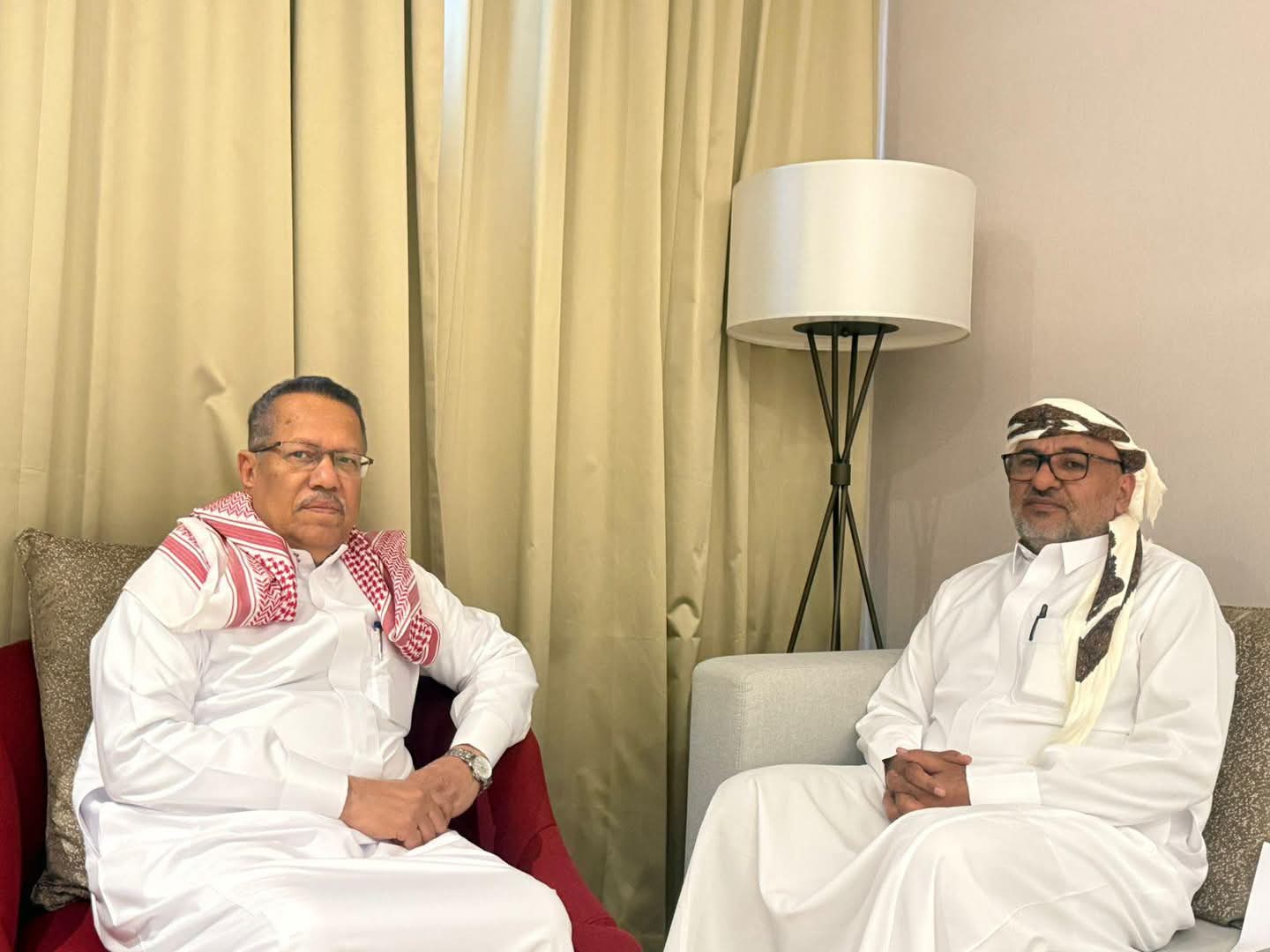 بن دغر يلتقي سعود اليوسفب بن دغر يلتقي سعود اليوسفب