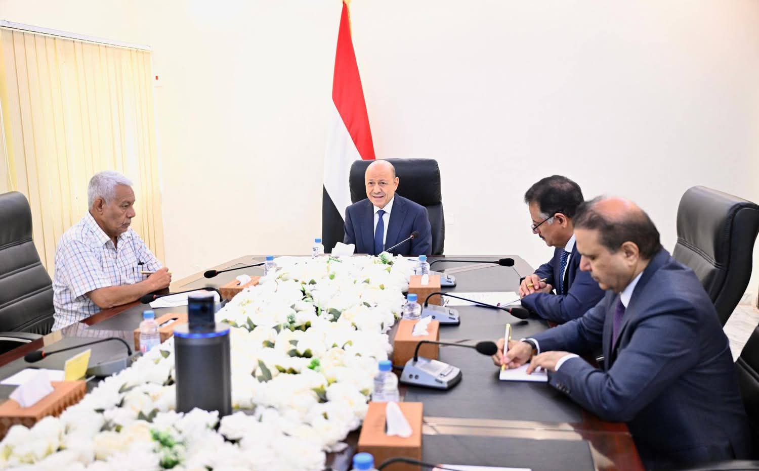 رشاد العليمي يجتمع برئاسة هيئة التشاور ومكوناتها السياسية رشاد العليمي يجتمع برئاسة هيئة التشاور ومكوناتها السياسية