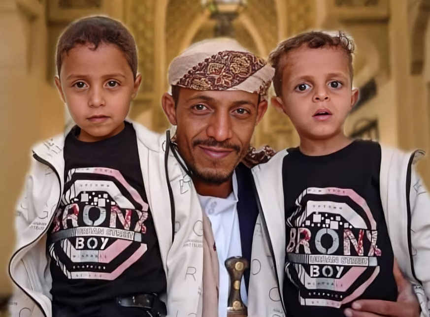 الشيخ ابراهيم الحبابي بجانب ولديه الشيخ ابراهيم الحبابي بجانب ولديه