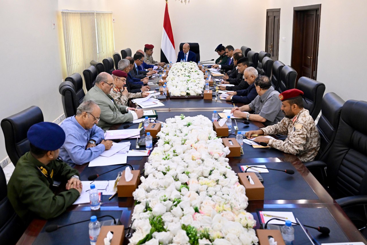 “رشاد العليمي” يوجه بمضاعفة الاحترازات الأمنية لرصد تحركات الخلايا المتخادمة مع الحوثيين
