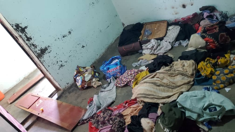 منزل المواطن خالد قايد العزب عقب تعرضه للمداهمة من قبل مسلحين حوثيين في تعز منزل المواطن خالد قايد العزب عقب تعرضه للمداهمة من قبل مسلحين حوثيين في تعز