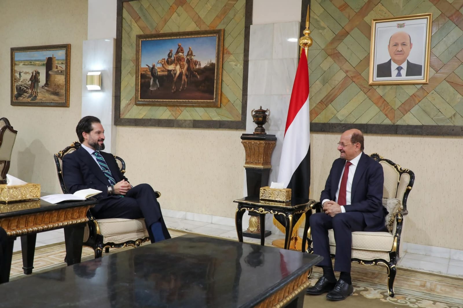 من لقاء وزير الخارجية اليمني بالقائم بأعمال السفير الأمريكي من لقاء وزير الخارجية اليمني بالقائم بأعمال السفير الأمريكي
