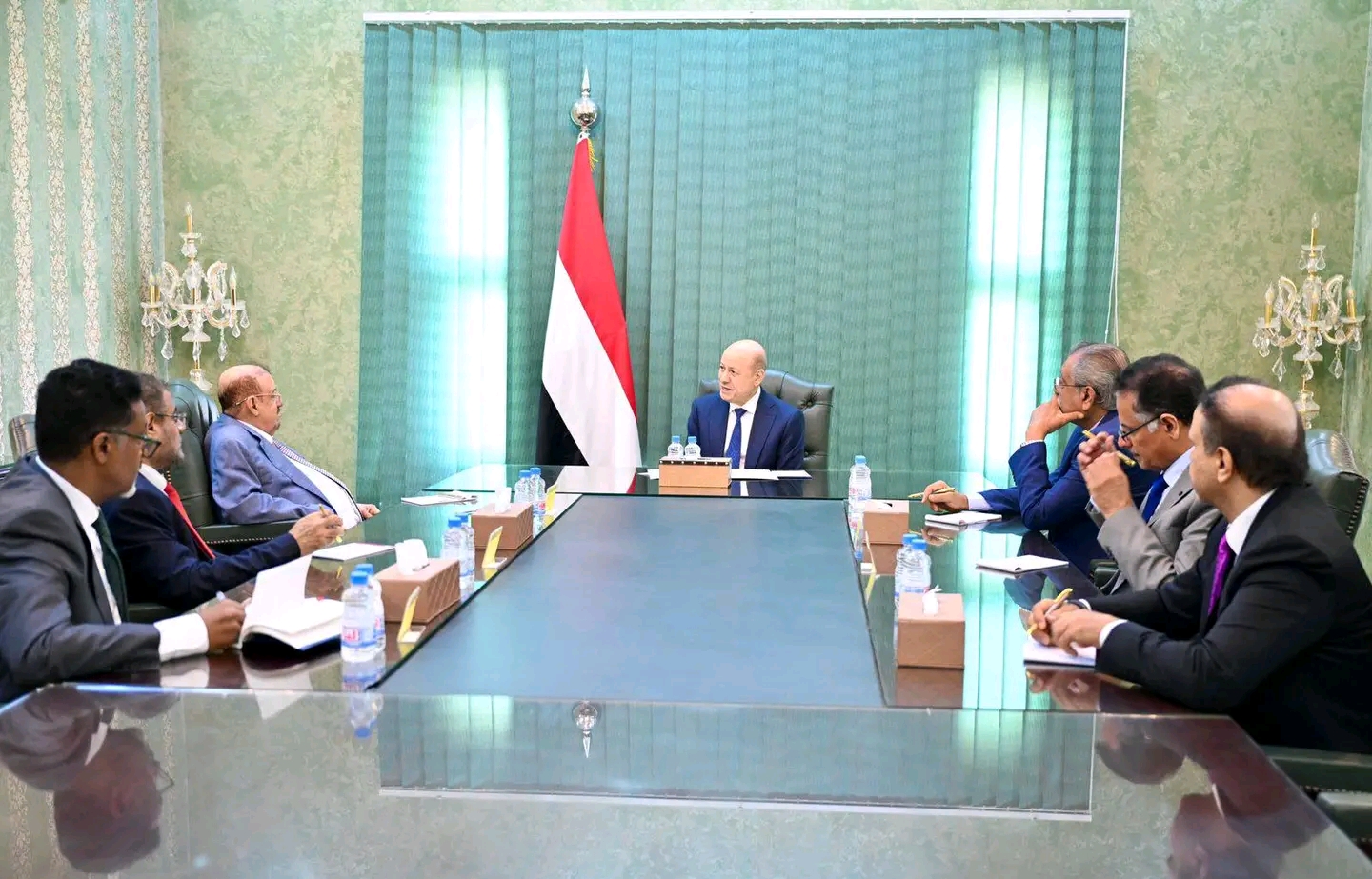 اجتماع رئيس مجلس القيادة رشاد العليمي برئيس مجلس النواب وأعضاء هيئة رئاسة الجلس (سبأ)