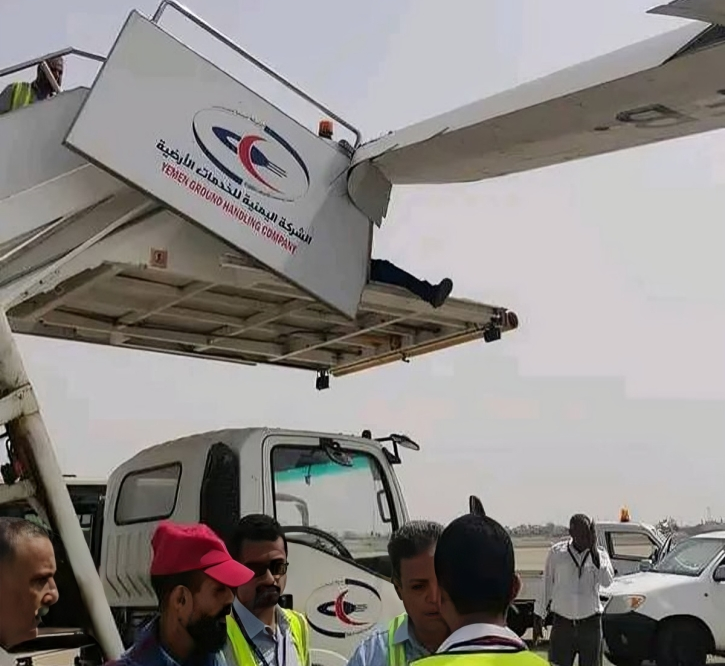 إحدى طائرات "اليمنية" أثناء تعرضها لحادث عرضي في مطار عدن إحدى طائرات "اليمنية" أثناء تعرضها لحادث عرضي في مطار عدن