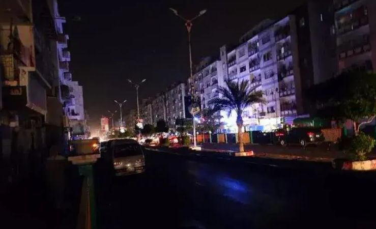 انقطاع للتيار الكهربائي يصل إلى 22 ساعة في اليوم - عدن انقطاع للتيار الكهربائي يصل إلى 22 ساعة في اليوم - عدن