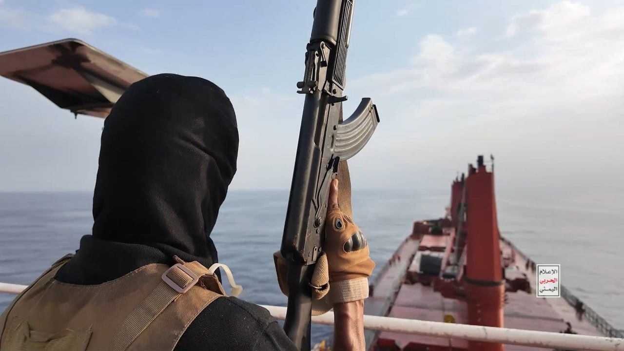 مسلح حوثي أثناء تنفيذهم هجوم على السفينة ماجيك سيز في البحر الأحمر مسلح حوثي أثناء تنفيذهم هجوم على السفينة ماجيك سيز في البحر الأحمر